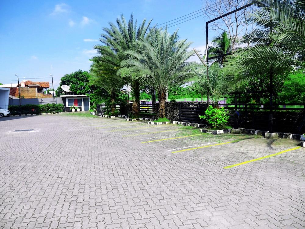 Yasmin Hotel Karawaci Tangerang Exterior foto