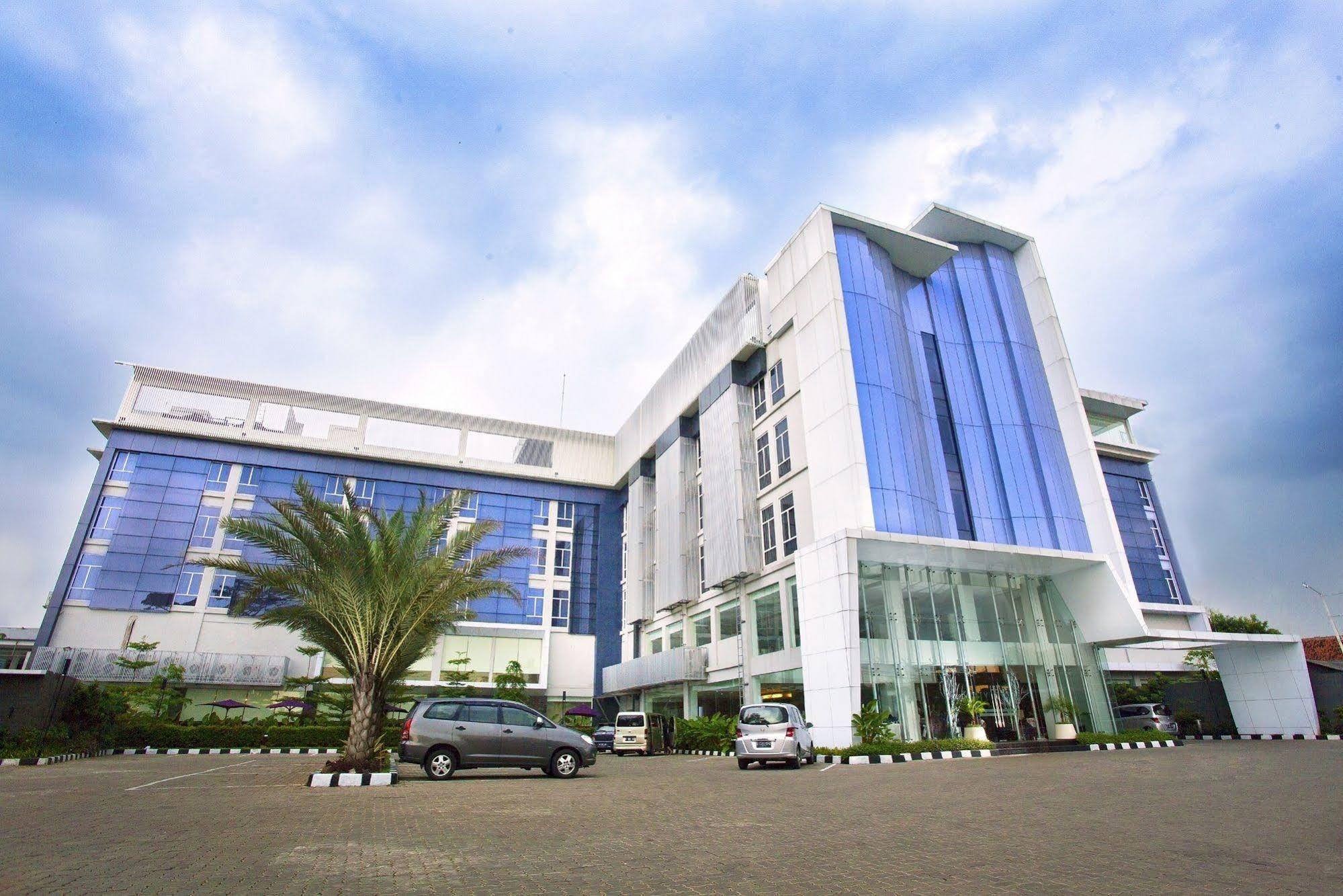Yasmin Hotel Karawaci Tangerang Exterior foto